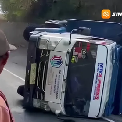 Truk Bermuatan Mangga dan Perabotan Terguling di Jalur Ekstrem Sarangan, Dua Penumpang Luka Ringan