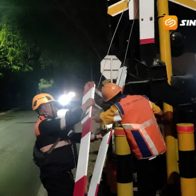 Motor Tabrak Palang Perlintasan Saat KA Turangga Melintas, Ini Himbauan KAI