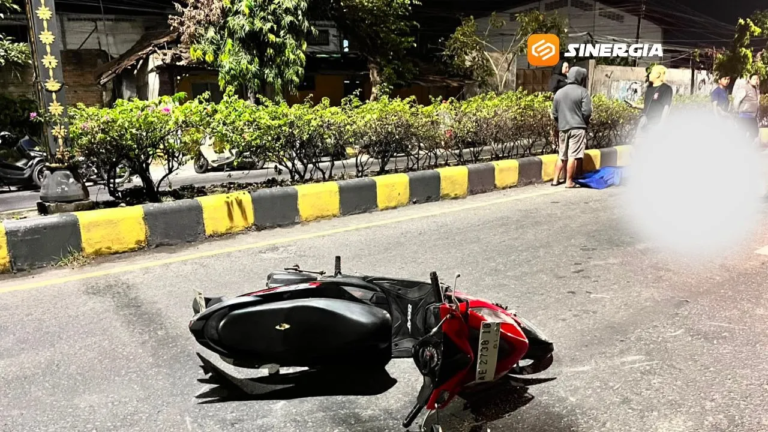 Motor Tabrak Pohon Pinggir Jalan, 2 Orang Terkapar di Jalan Raya Madiun – Ponorogo