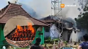 Diduga Korsleting Listrik, Atap Masjid Al Ikhlas Soroito Terbakar Usai Salat Dzuhur