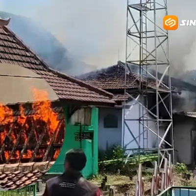 Diduga Korsleting Listrik, Atap Masjid Al Ikhlas Soroito Terbakar Usai Salat Dzuhur