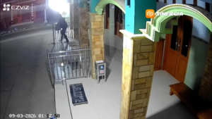 Aksi Maling Gondol Kotak Amal di Ponorogo Terekam CCTV