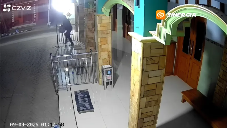 Aksi Maling Gondol Kotak Amal di Ponorogo Terekam CCTV