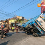 Tabrakan Dua Truk di Perempatan Ngujur Madiun, Satu Hantam ke Indomaret