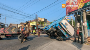 Tabrakan Dua Truk di Perempatan Ngujur Madiun, Satu Hantam ke Indomaret
