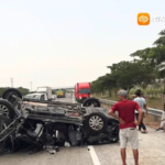 Diduga Sopir Mengantuk, Innova Tabrak Truk Box hingga Terbalik di Tol Madiun