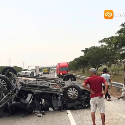 Diduga Sopir Mengantuk, Innova Tabrak Truk Box hingga Terbalik di Tol Madiun