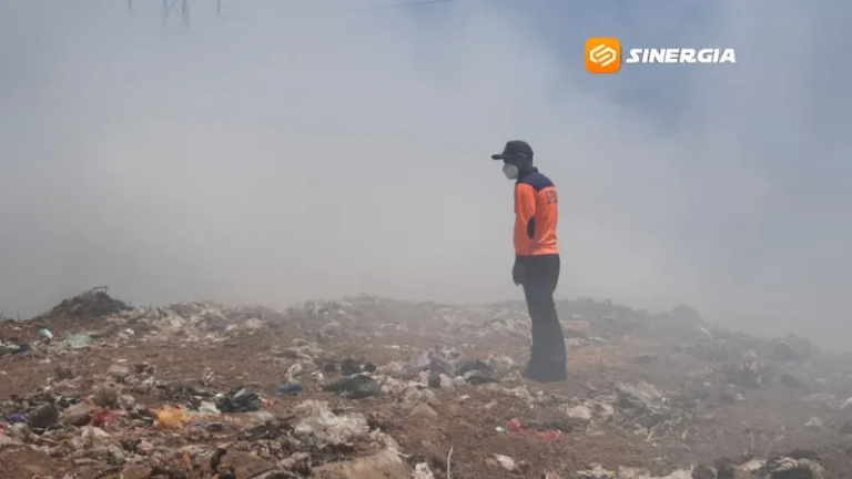 Kebakaran TPA Milangasri Masih Sisakan Titik Api, Damkar Siaga Cegah Perambatan