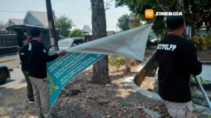 Satpol PP Madiun Tertibkan Reklame Bodong, Sisir Wilayah Saradan