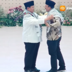 Seruan “Free Palestine” Bergema Saat Prabowo Dikalungi Keffiyeh Dubes Palestina di Gontor