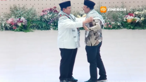Seruan “Free Palestine” Bergema Saat Prabowo Dikalungi Keffiyeh Dubes Palestina di Gontor