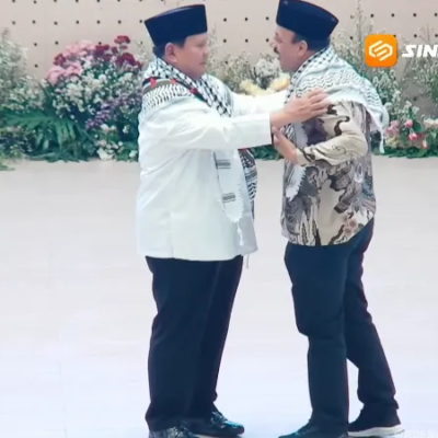 Seruan “Free Palestine” Bergema Saat Prabowo Dikalungi Keffiyeh Dubes Palestina di Gontor