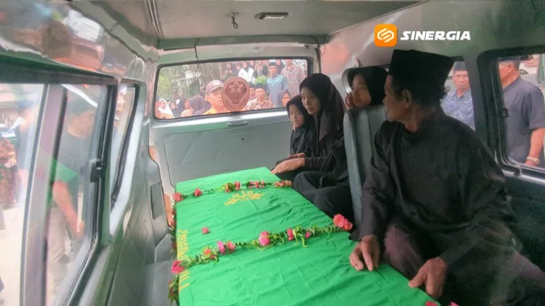 Jenazah Tihwin Korban KM Virgo Transport 8 Tiba di Kare Madiun, Tangis Keluarga Pecah