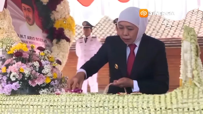 Khofifah Ziarah ke Makam Gubernur Suryo, Tekankan Pentingnya Kepemimpinan Kuat Menjaga Kemerdekaan