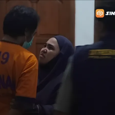Tatapan Tajam hingga Pelukan Istri Sah Tersangka Warnai Prarekonstruksi Pembunuhan Ibu dan Anak di Madiun