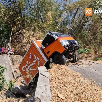 Jembatan Dukuh Sanan Ponorogo Ambrol Saat Dilewati Mobil Box, Sopir dan Kernet Selamat