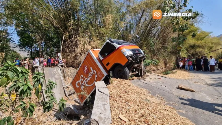 Jembatan Dukuh Sanan Ponorogo Ambrol Saat Dilewati Mobil Box, Sopir dan Kernet Selamat