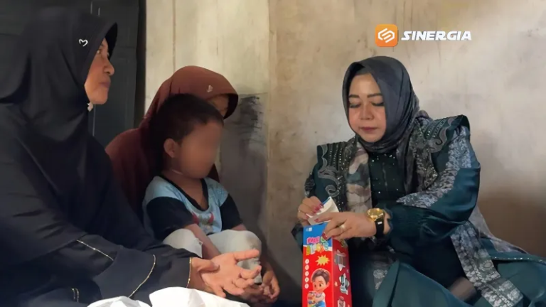 Plt Bupati Ponorogo Kunjungi Empat Anak Yatim Piatu, Siapkan Beasiswa untuk Masa Depan Mereka