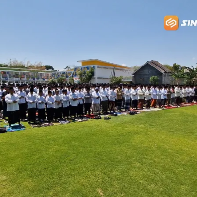 Ribuan Santri dan Warga Ngabar Gelar Shalat Istisqa, Doakan Korban Karhutla
