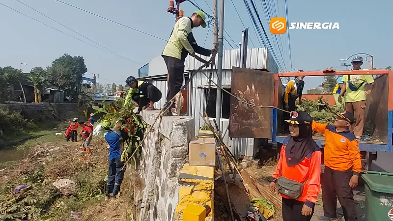 BPBD Kota Madiun Bersihkan Sungai Piring, Antisipasi Banjir Saat Musim Hujan