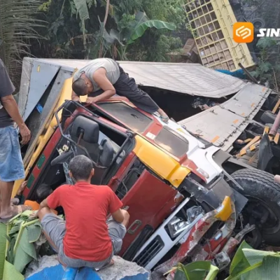 Dua Truk Terjun ke Sungai Sedalam 15 Meter di Ngawi, Sopir Terjepit Dua Jam