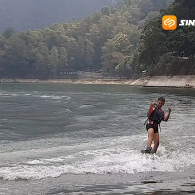 Atlet Muda Berlatih Ski Air di Sarangan, Wisatawan Dapat Tontonan Baru