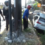 Diduga Sopir Mengantuk, Xenia Ringsek Tabrak Tiang Telepon hingga Terjun ke Sungai