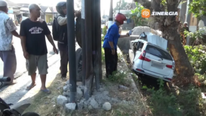 Diduga Sopir Mengantuk, Xenia Ringsek Tabrak Tiang Telepon hingga Terjun ke Sungai