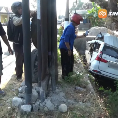 Diduga Sopir Mengantuk, Xenia Ringsek Tabrak Tiang Telepon hingga Terjun ke Sungai