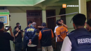 Prarekonstruksi Pembunuhan Ibu dan Anak di Madiun, Tono Peragakan Saat Membekap AGF hingga Tewas
